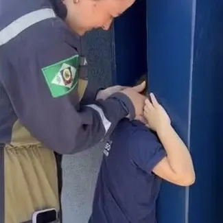 Criança é resgatada após ficar presa em viga em escola