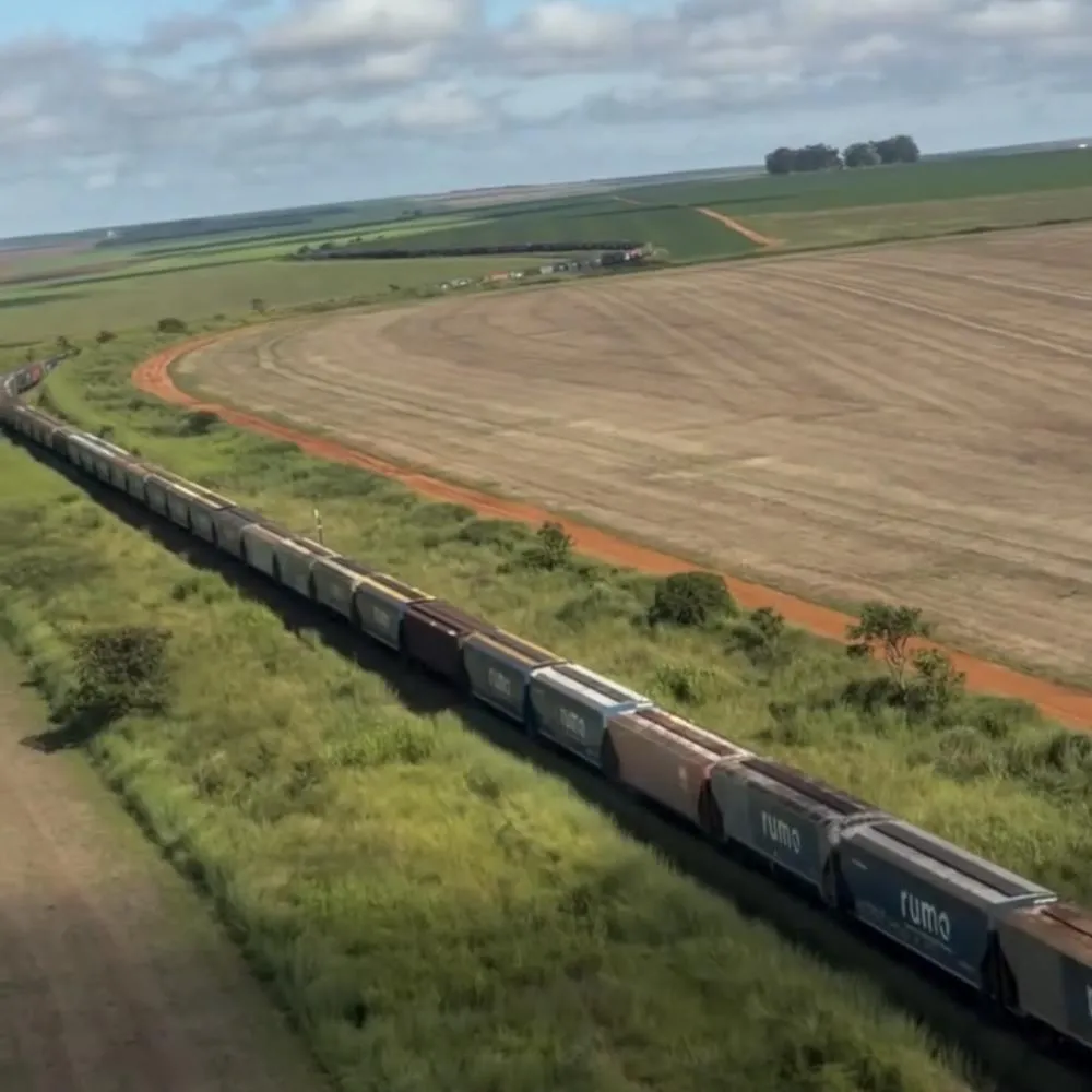 Trem gigante chama atenção em vídeo aéreo em Mato Grosso