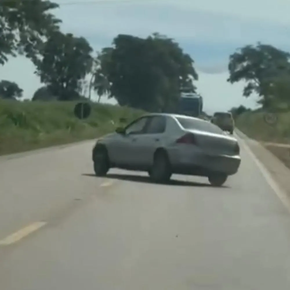 Veículo sai da pista e capota próximo à Vila Mineira