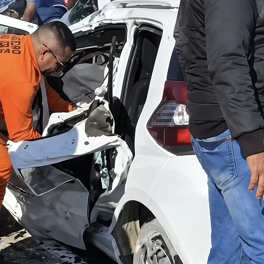 Motorista fica presa em carro após colisão em Cuiabá
