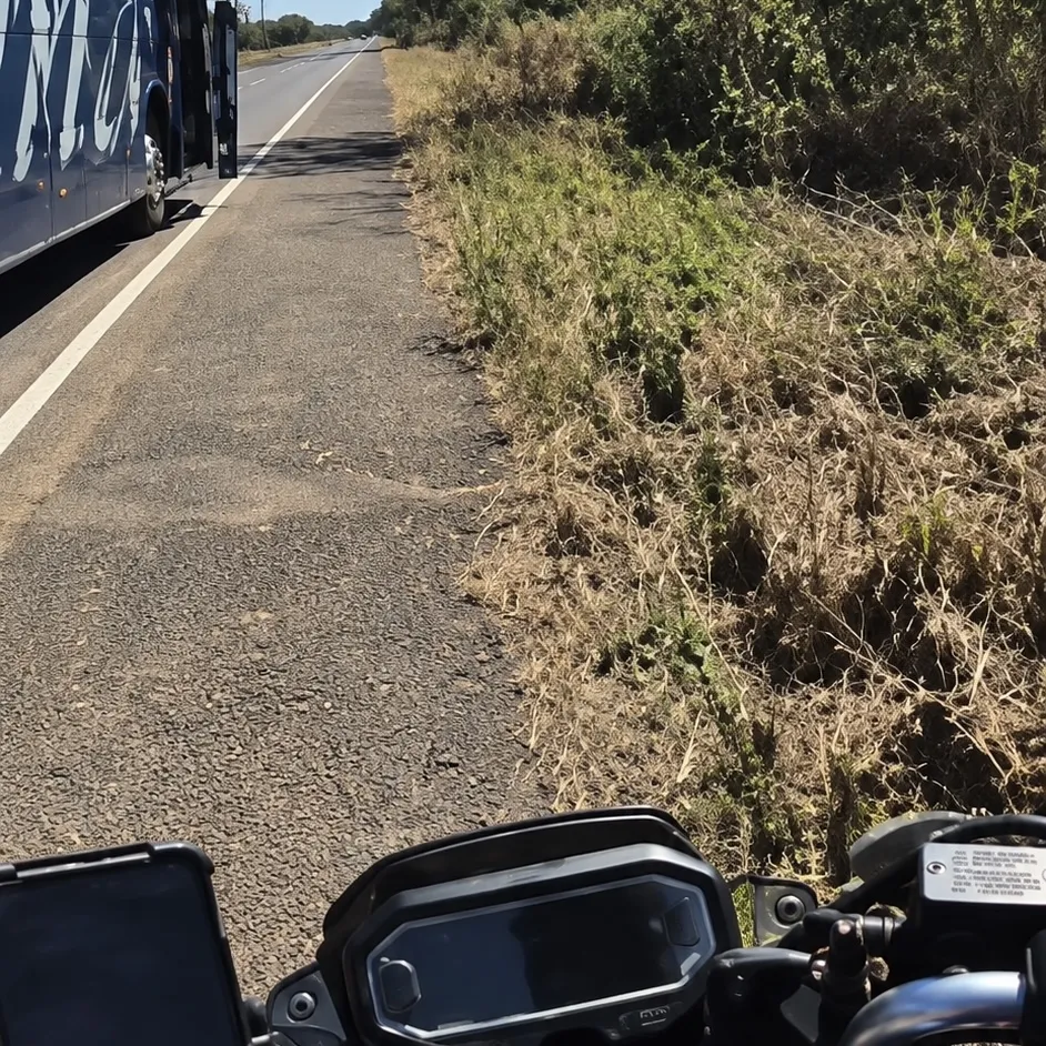 Ônibus intercepta motociclista para avisar que moto pegava fogo em MT
