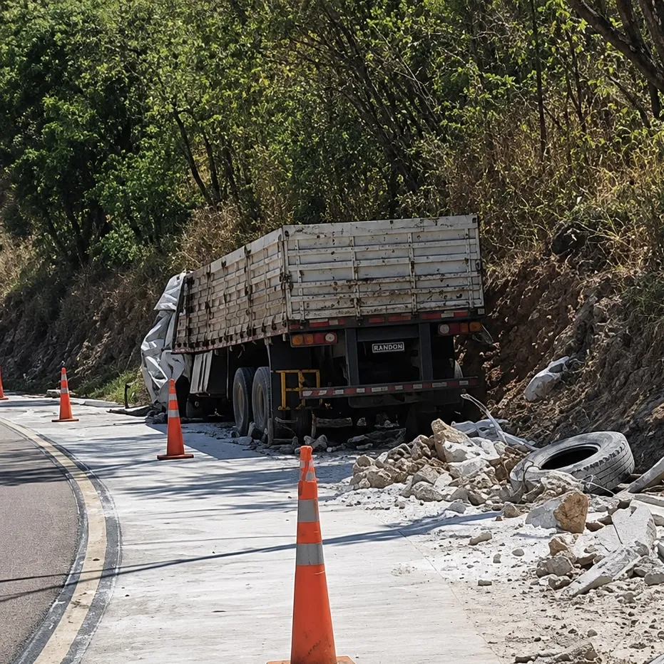 Carreta perde freio, atinge quatro veículos e motorista morre na Serra de São Vicente