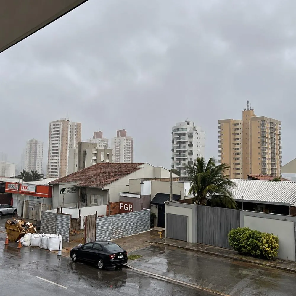 Chuva surpreende moradores de Cuiabá nesta quinta-feira