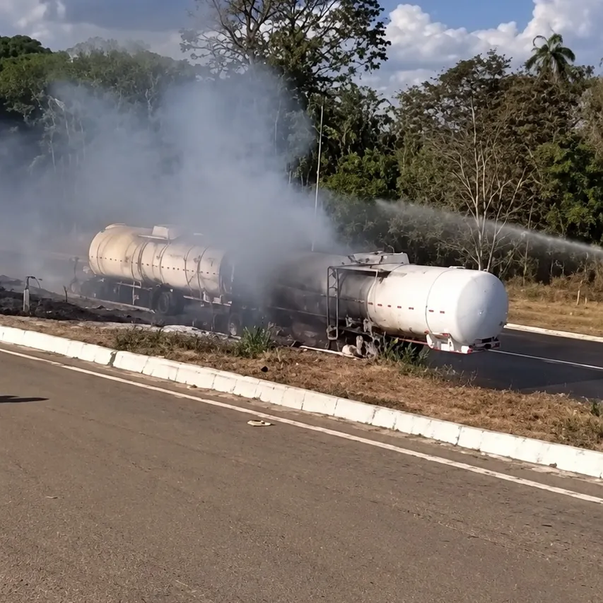 Incêndio em carreta fecha MT-130 em Rondonópolis