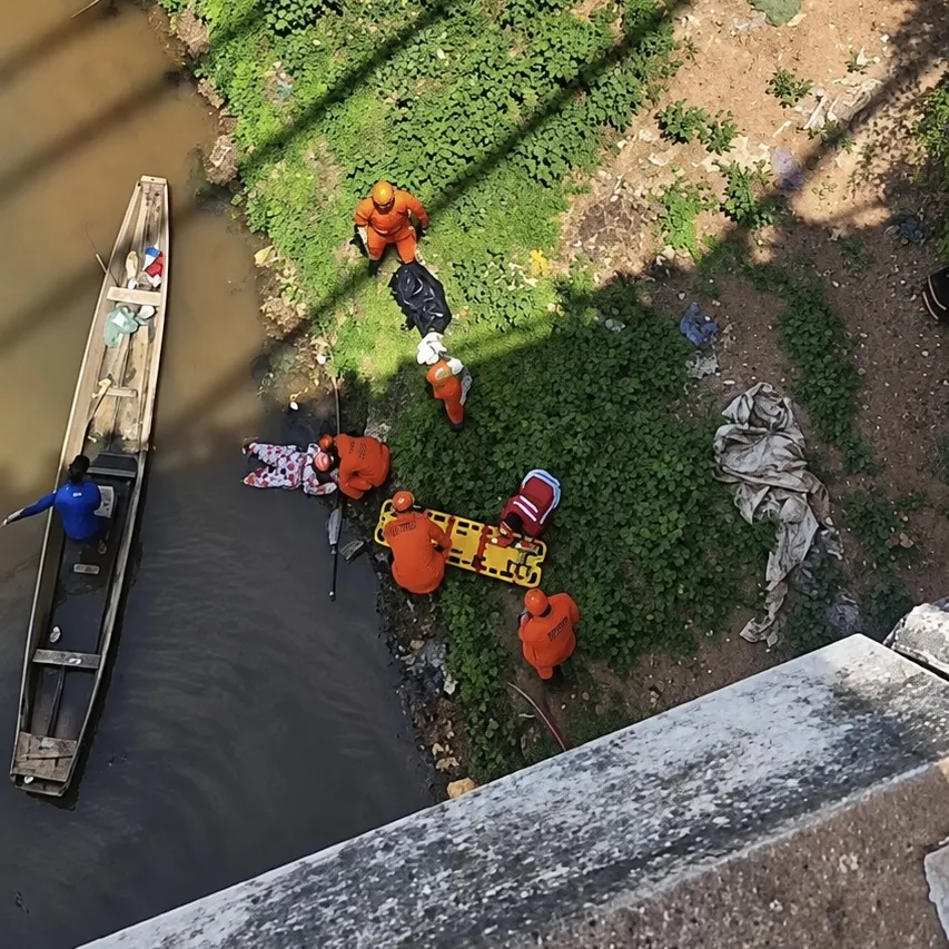 Mulher é resgatada com vida após cair de ponte em Cuiabá