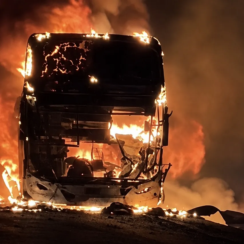 Ônibus pega fogo e fica destruído em rodovia entre Jangada e Barra do Bugres