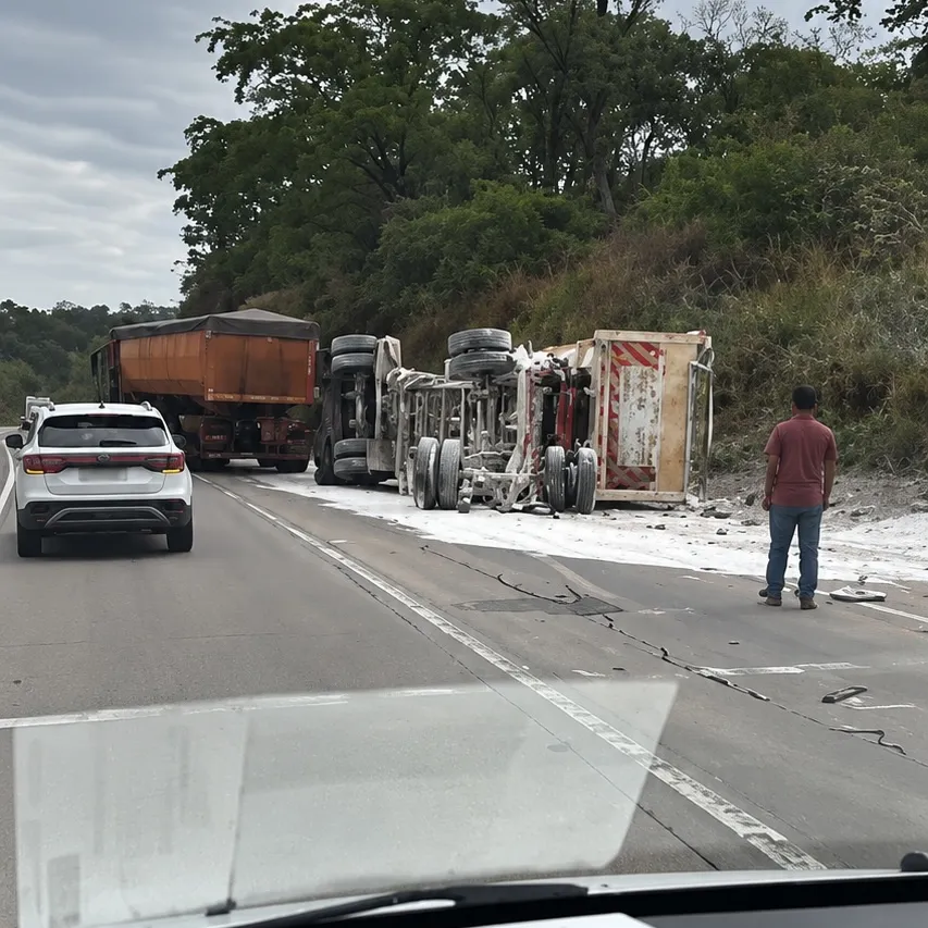 Carretas tombam e deixam quatro feridos na Serra de São Vicente