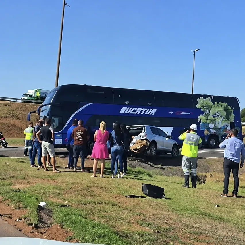Caminhão bate em Golf e ônibus fica preso em barranco em Rondonópolis
