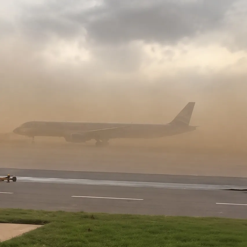 Ventania cobre aeroporto de Sinop com nuvem de poeira
