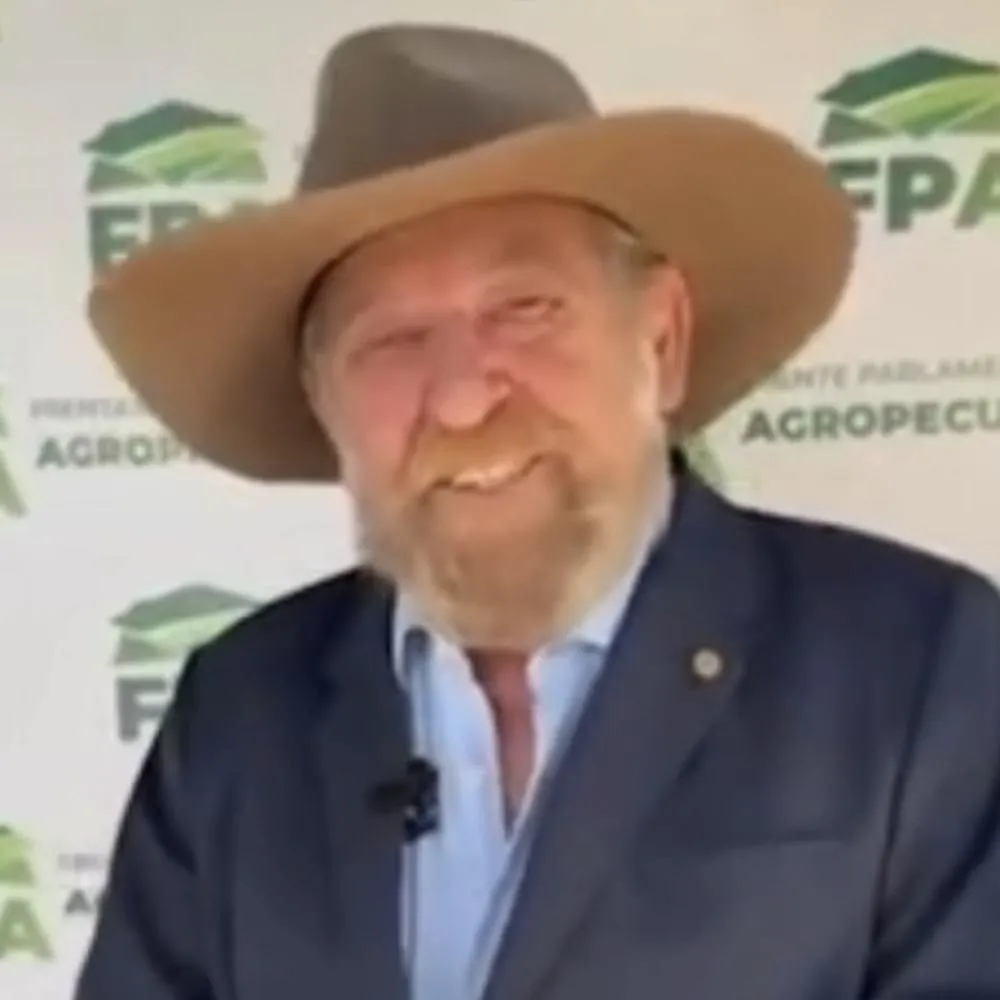 Barbudo retorna após tratamento contra câncer em Brasília