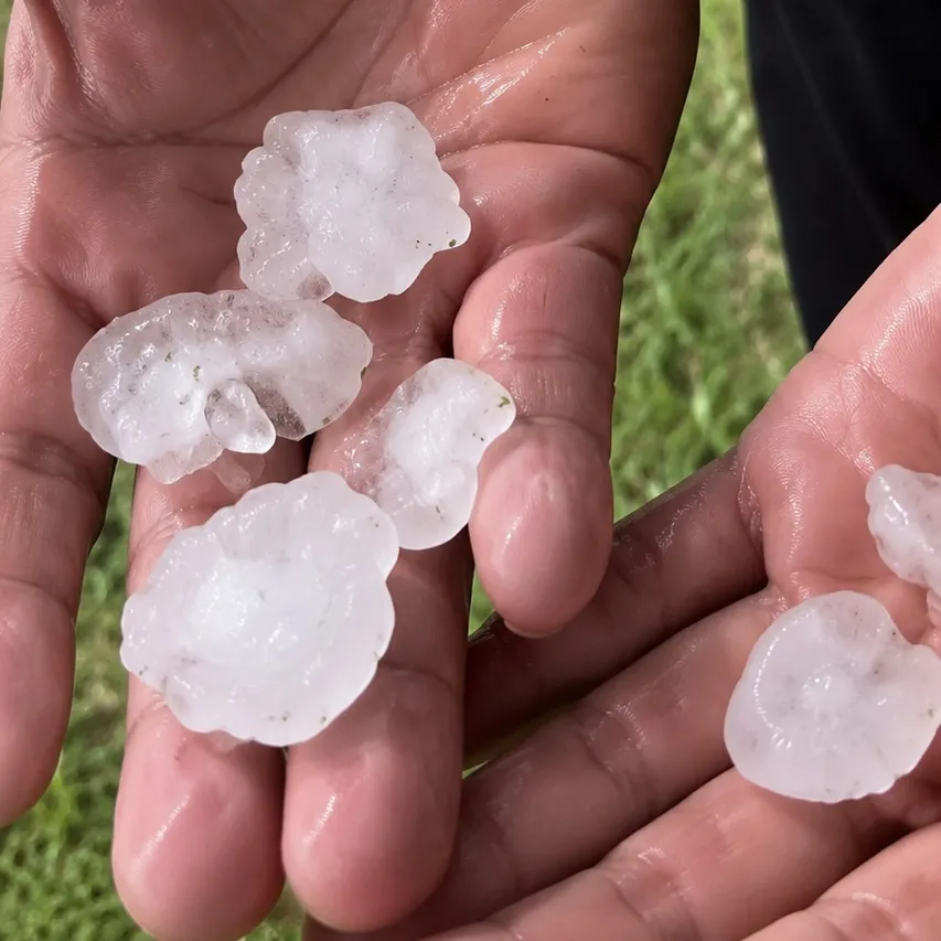 Granizo cai durante tarde de calor em Itanhangá