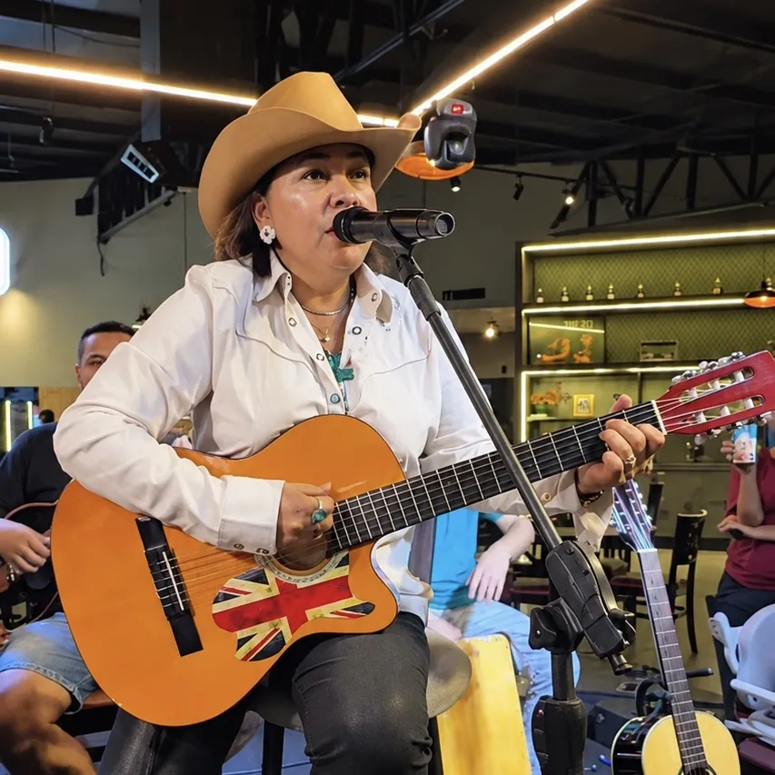 Roberta Miranda surpreende clientes e canta em bar de Rondonópolis