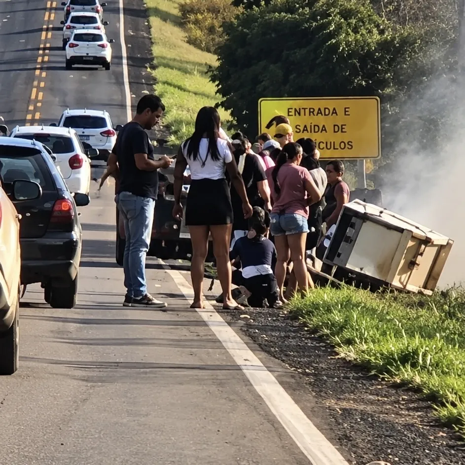 Churrasqueira cai de caminhonete e causa incêndio na MT-251