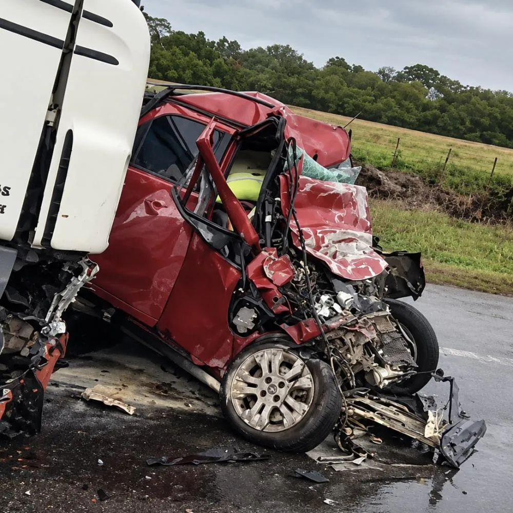 Acidente entre Strada e carreta mata duas pessoas em Rosário Oeste