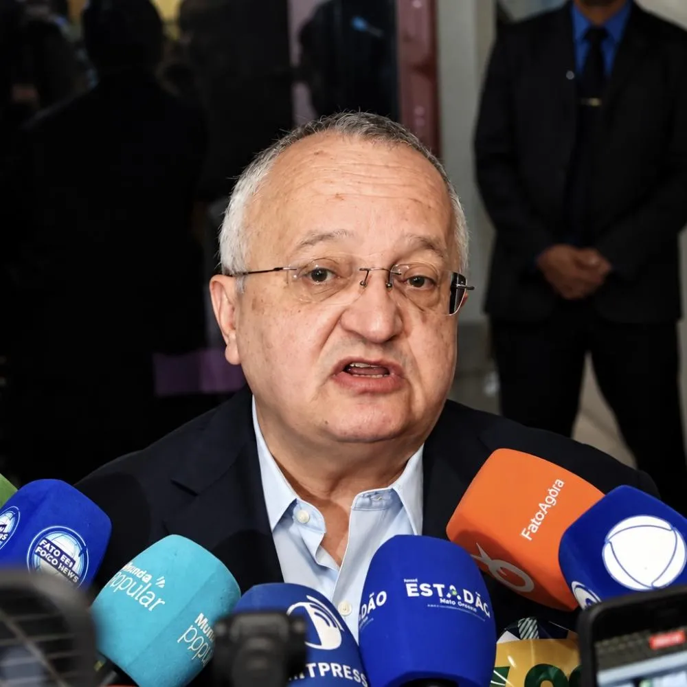 Taques recebe duas novas multas após críticas a Mauro Mendes