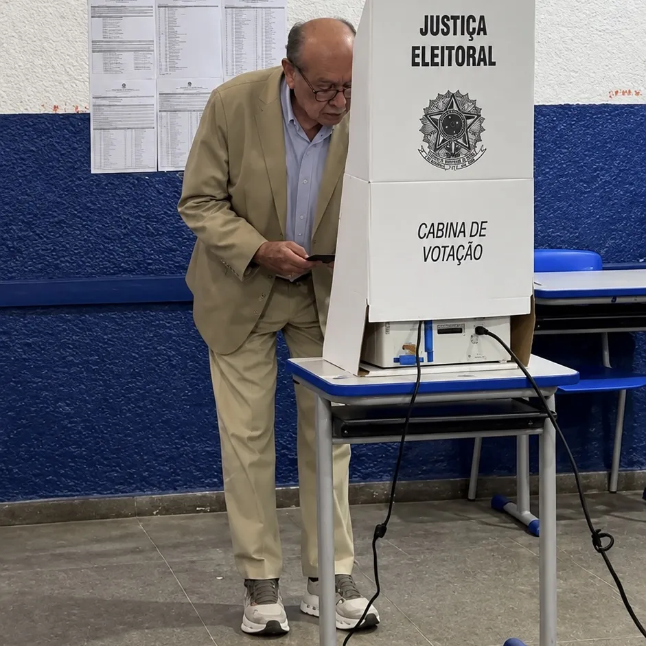 Vídeo mostra Gilmar Mendes com celular durante votação em Diamantino