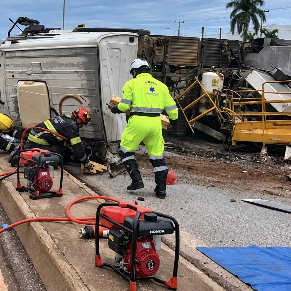 Caminhão carregado com brita tomba e motorista morre em Sorriso