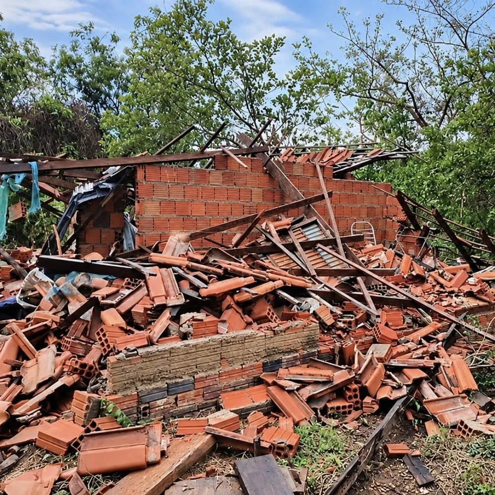Casa desaba durante temporal e mata idoso de 78 anos em Poconé