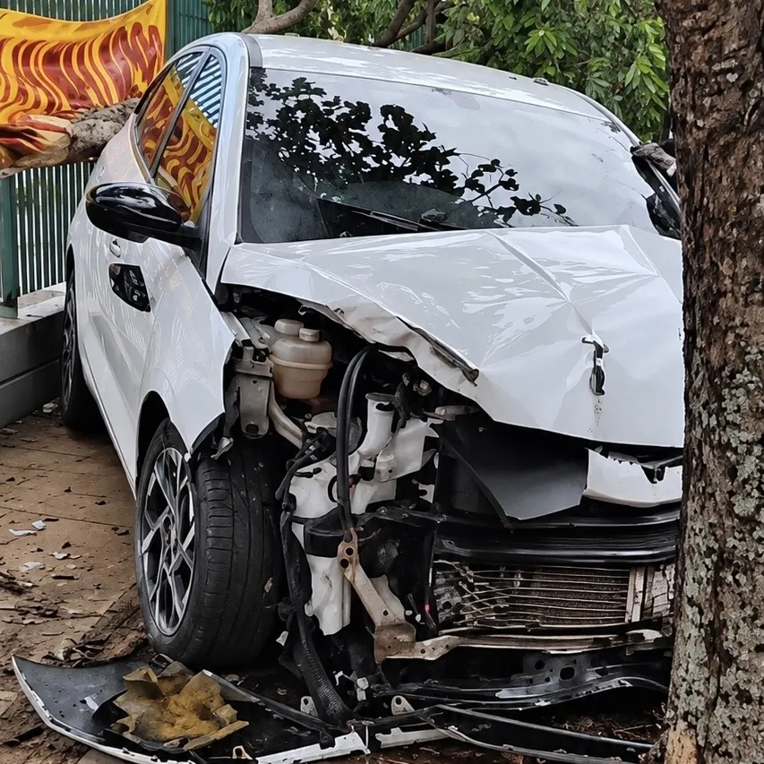 Motorista passa mal e bate carro contra árvore em Rondonópolis