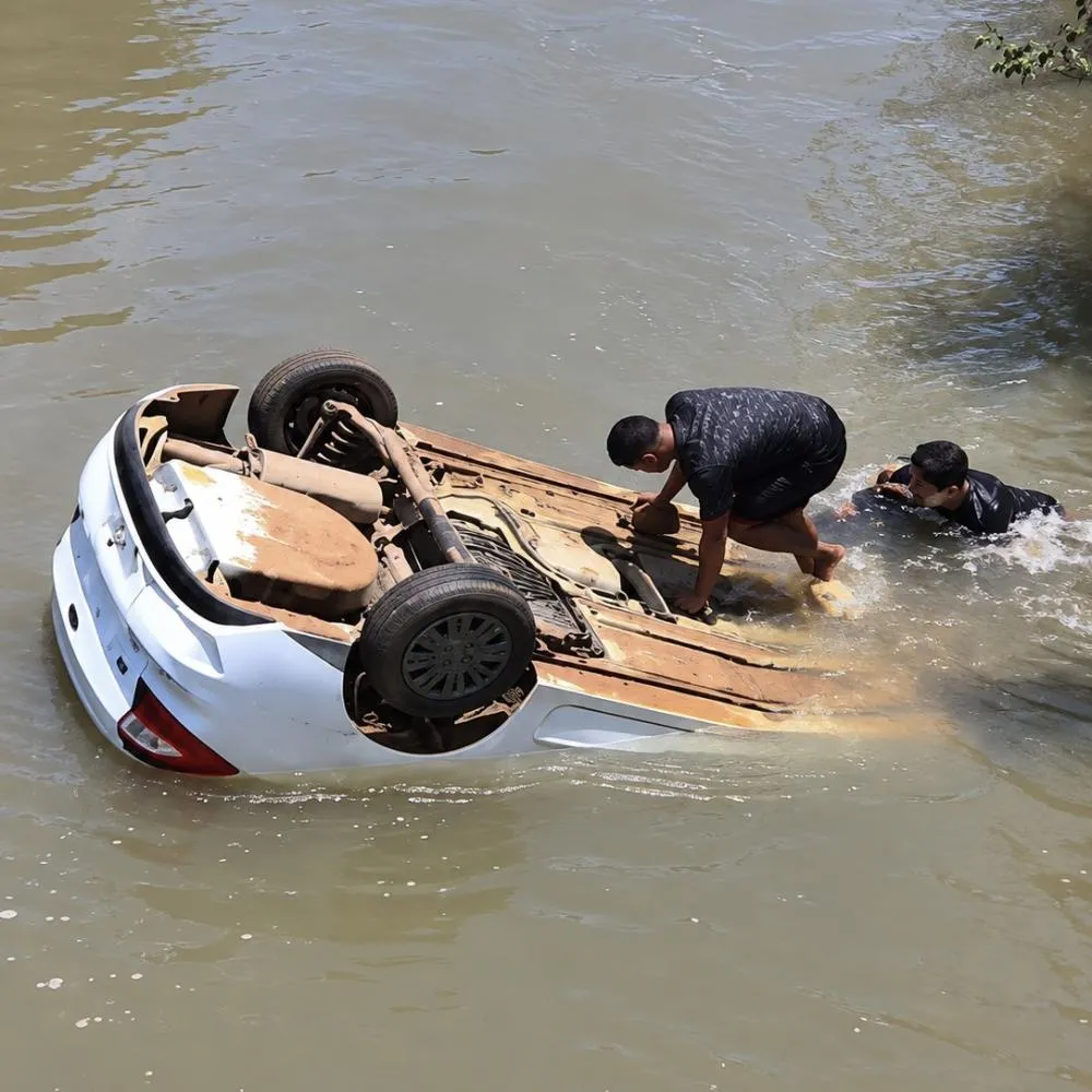 Bebê de 1 ano é resgatado após carro cair de ponte em Sorriso