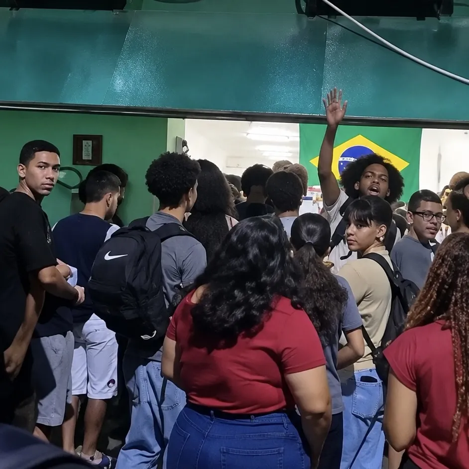 Homem é chamado de “fascista” ao se aproximar de manifestação em Cáceres