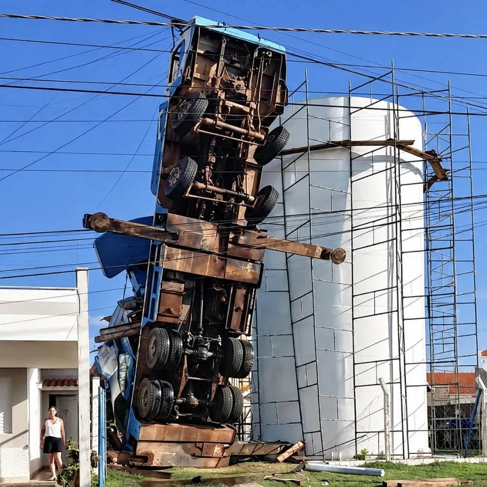 Caminhão-guindaste tomba durante obra e destrói duas casas em Cuiabá