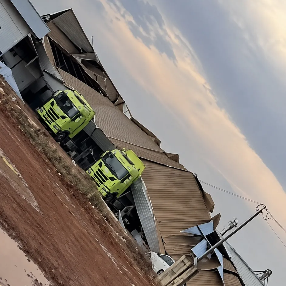 Barracão desaba durante temporal e assusta moradores de Matupá