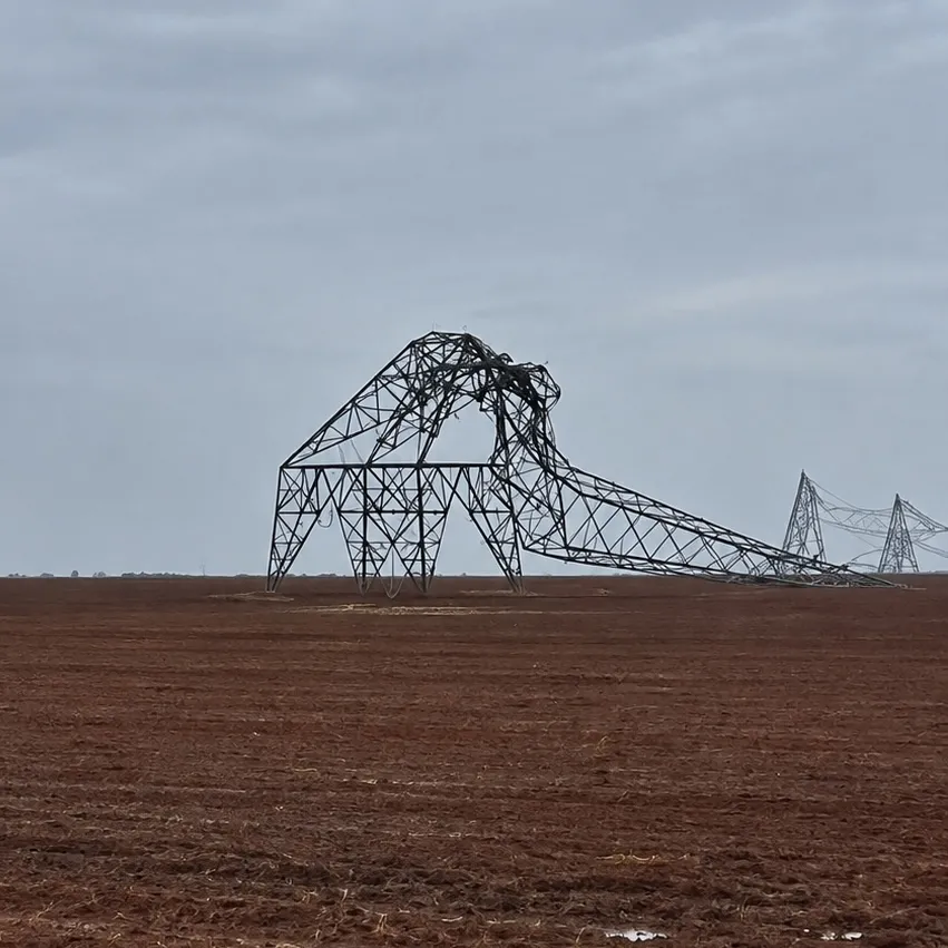 Ventania provoca destruição na rede elétrica e deixa moradores sem luz em Tangará da Serra