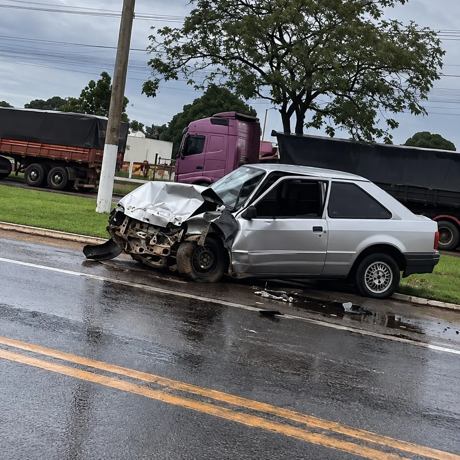 Dois veículos se envolvem em acidente na BR-070 em Campo Verde