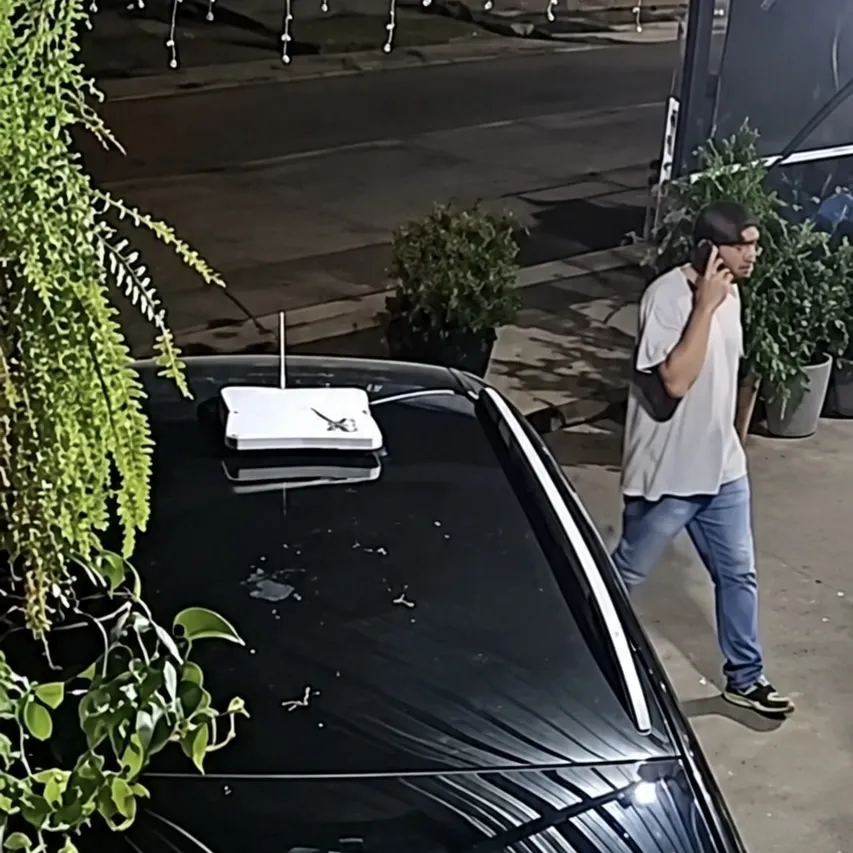 Câmera de segurança flagra homem levando bicicleta em Jaciara