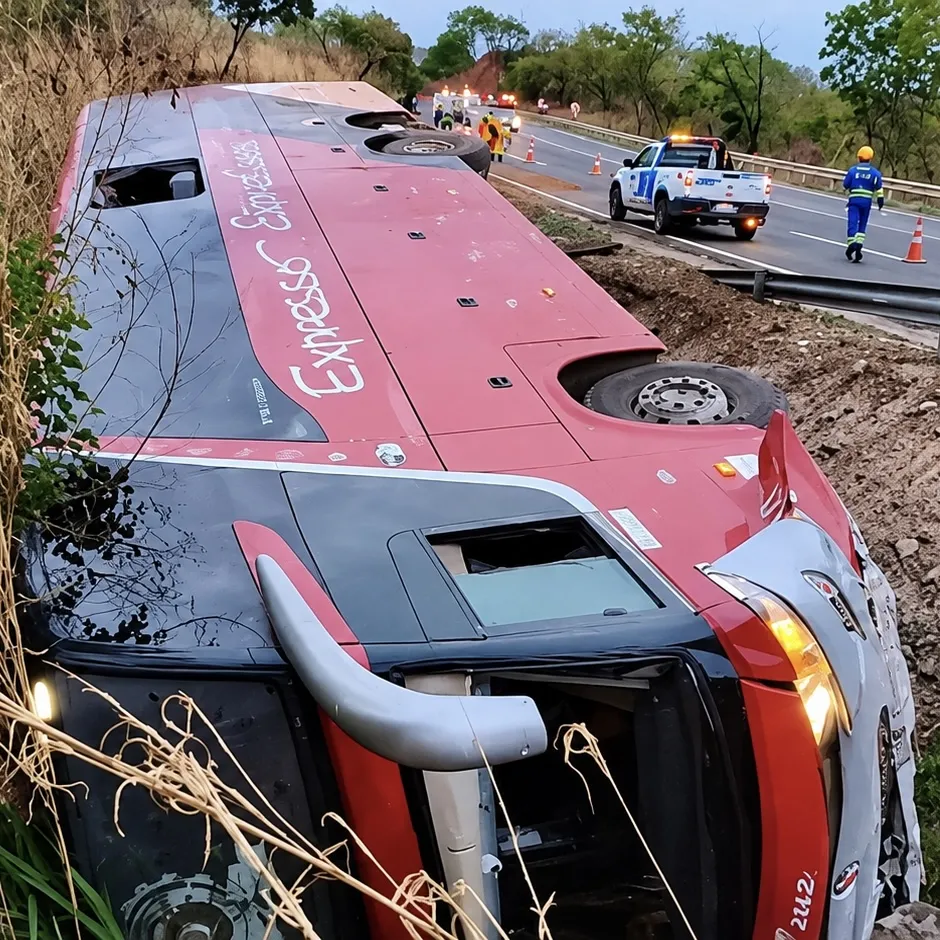 Ônibus com 16 passageiros tomba na Serra da Petrovina e deixa dois feridos em MT