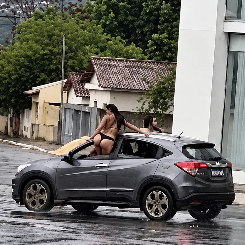 Duas mulheres são filmadas seminuas durante passeio de carro em Barra do Garças