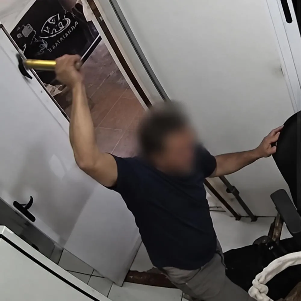 Homem destrói equipamentos de pedágio com martelo, foge da PM e acaba preso em Primavera do Leste