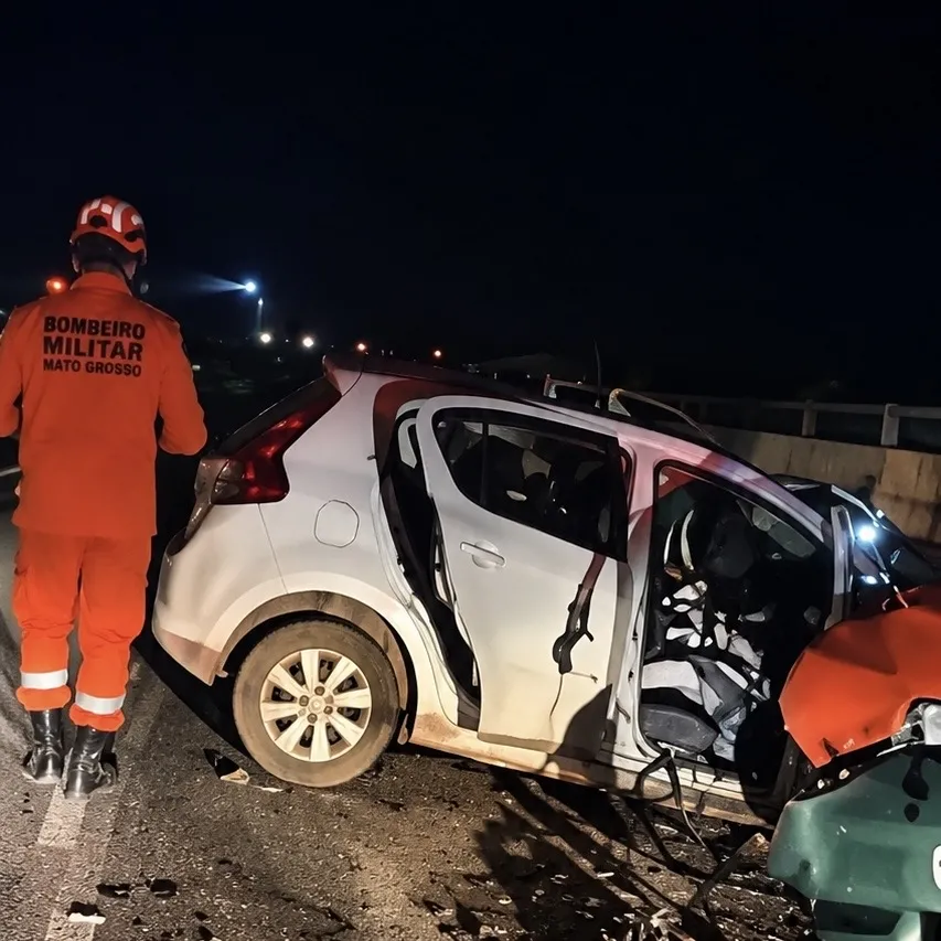 Três pessoas morrem após Fiat Palio bater contra carreta na MT-242 em Nova Ubiratã