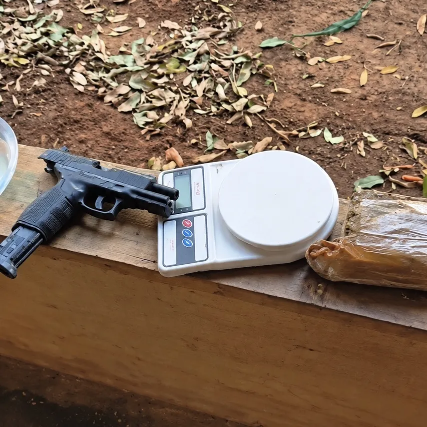 Homem é preso e menor apreendido com drogas e moto roubada em Nova Ubiratã