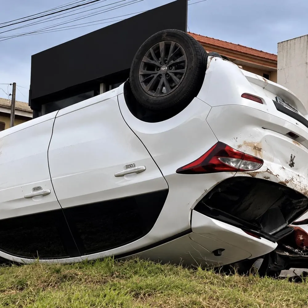 Carro fica de cabeça para baixo após colisão em avenida de Sorriso