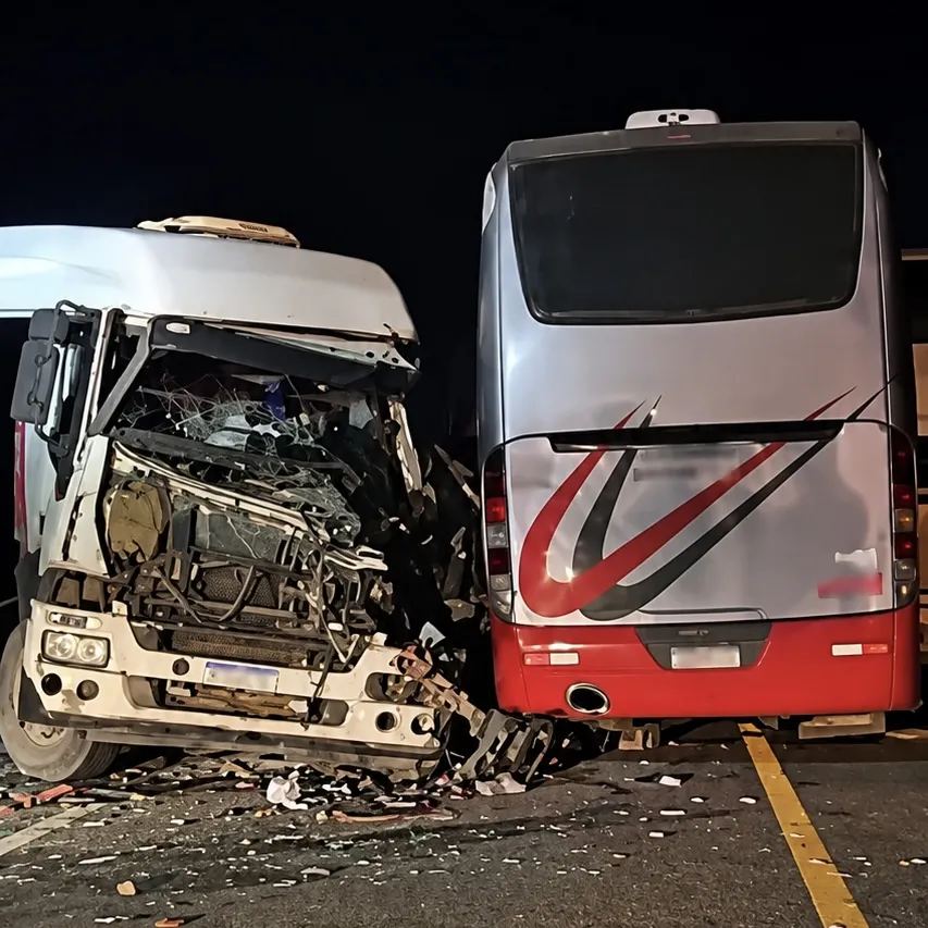 Ônibus com universitários se envolvem em acidente com carreta entre Sinop e Sorriso