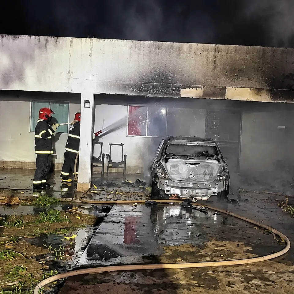 Fogo toma conta de carro dentro de garagem em Campo Verde