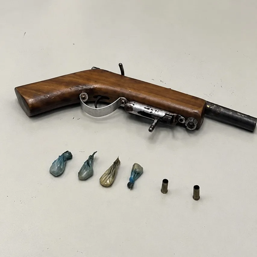 Homem vai até margem de rio para testar arma artesanal e acaba preso com drogas em Cáceres