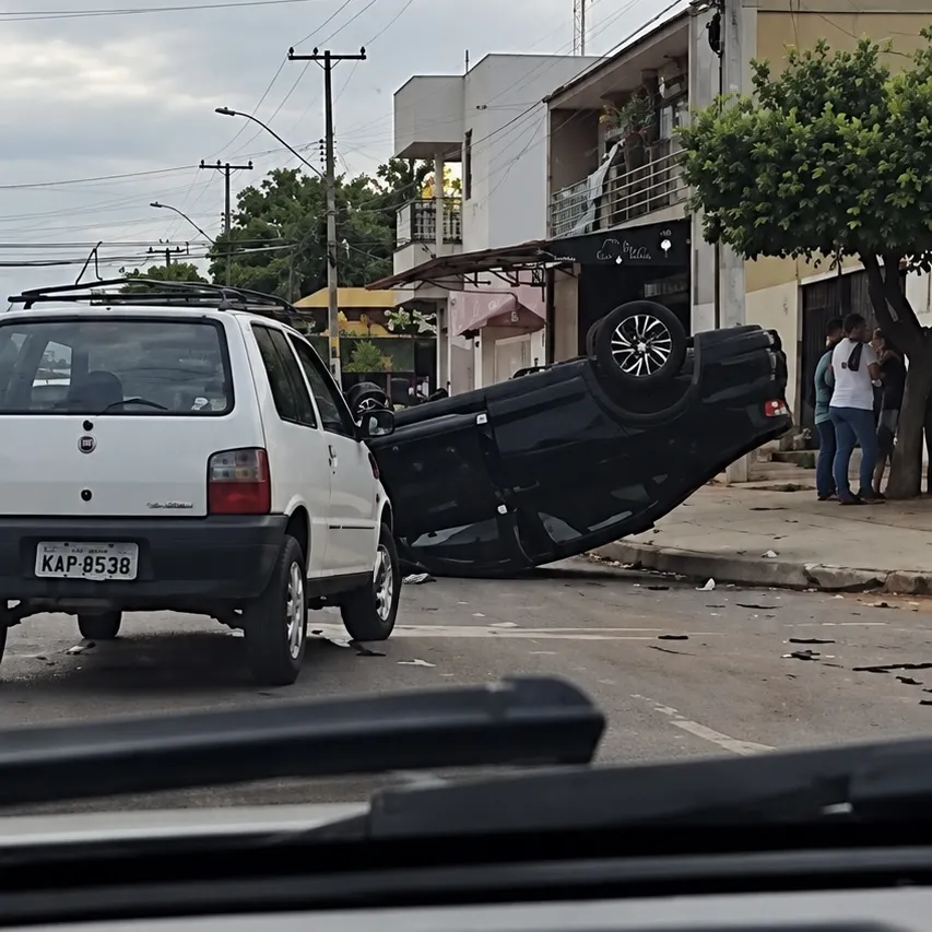 Motorista avança sinal de parada, bate em carro e provoca capotamento em Rondonópolis