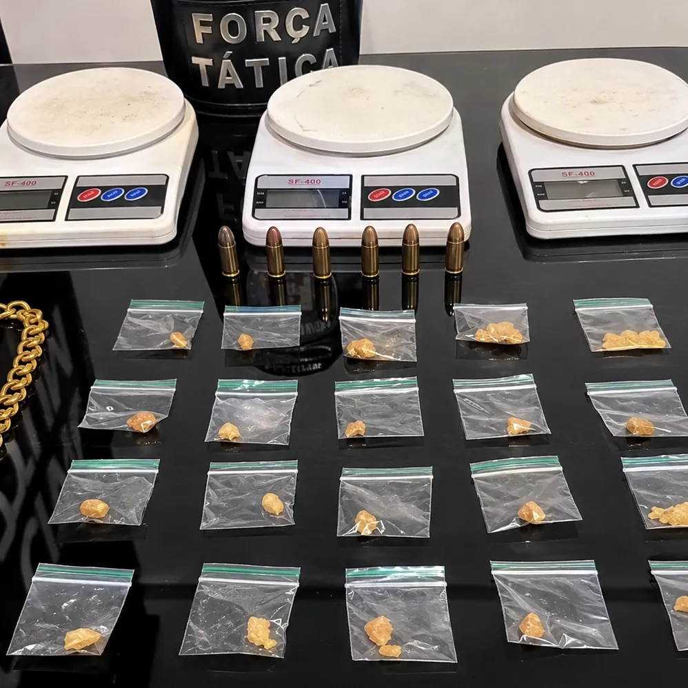 Polícia encontra 93 porções de drogas após casal tentar fugir em Nova Mutum