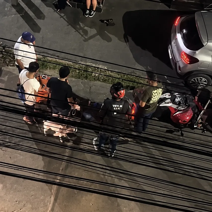 Acidente em cruzamento deixa motociclista no chão e provoca discussão política em Cuiabá