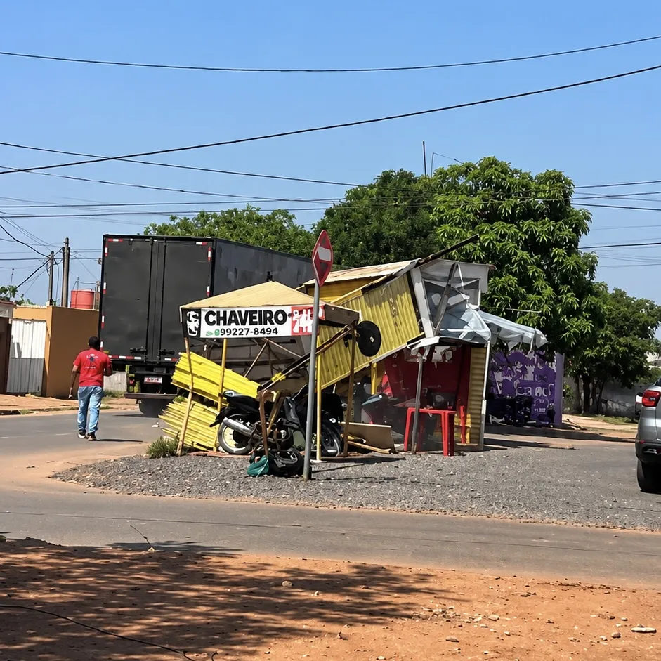 Caminhão arrasta fios, derruba árvore e destrói bancas em Cuiabá