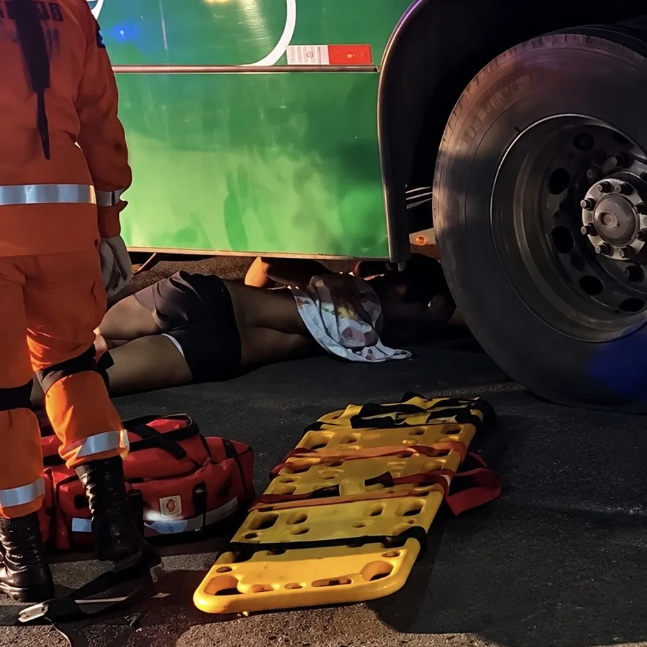 Jovem morre após moto ser atingida por ônibus durante conversão em Cuiabá