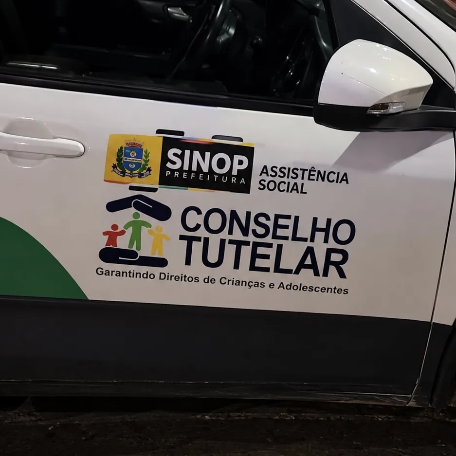 Três crianças são encontradas sozinhas em casa suja e com porta bloqueada em MT