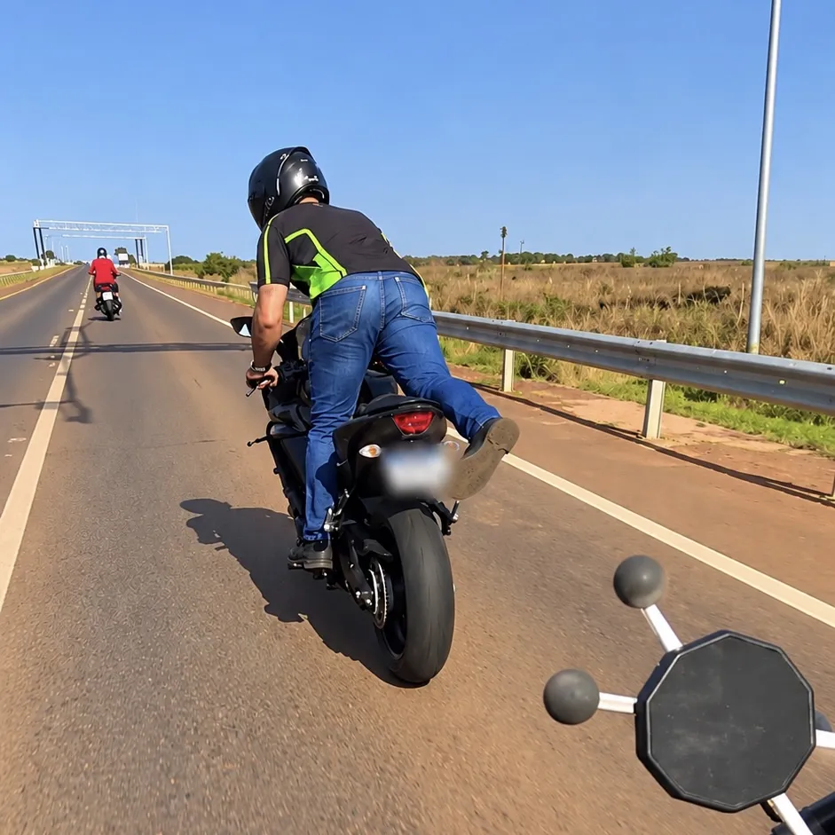 Tentativa de esconder placa termina em acidente e hospitalização de motociclista