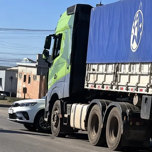 Carro é atingido por carreta e arrastado por 60 metros em Rondonópolis