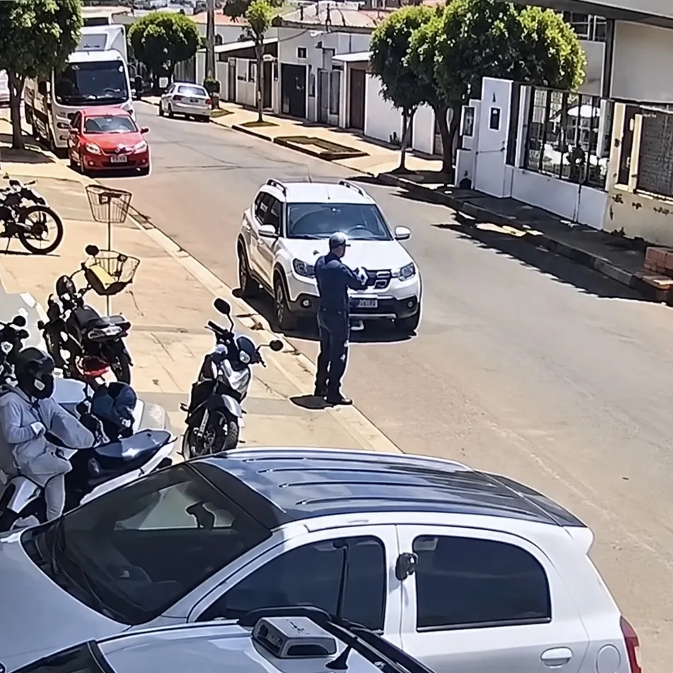 Câmera flagra homem furtando bicicleta em Nova Mutum