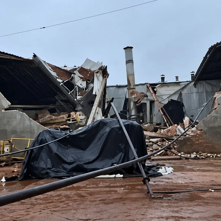 Ventania arranca cobertura de barracão e deixa cenário de destruição em Vera