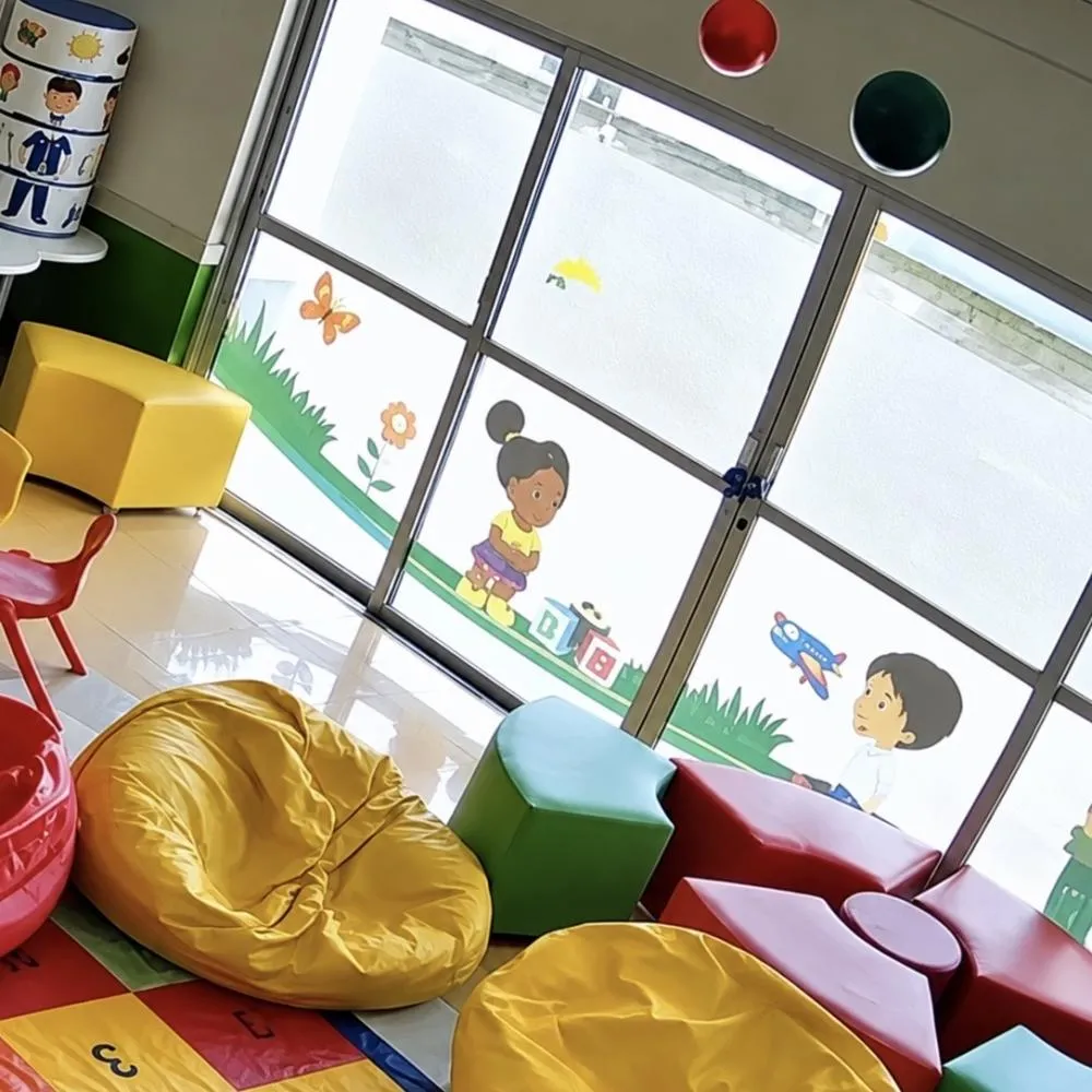Câmera flagra avião agrícola entrando em sala de creche em Campo Verde